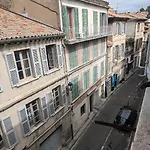Hypercentre, Place Pie, Residence Amphoux Charmants Appartements Ou Studio Proche De La Gare Parkings Et Palais Des Papes